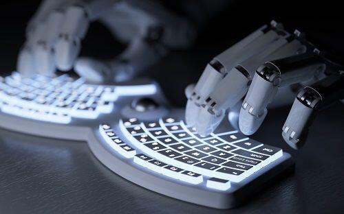 Robot che scrive su tastiera del pc