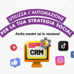 Illustrazione 3D con il testo "Utilizza l’automazione per la tua strategia social – anche mentre sei in vacanza!". Al centro, icona CRM su monitor con ingranaggio. Intorno, loghi di TikTok, Instagram, Facebook, YouTube e like. Grafica chiara e moderna.
