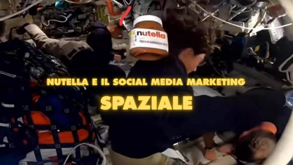 Un barattolo di Nutella fluttua in primo piano nella cabina della navicella Orion durante la missione Artemis II, con astronauti al lavoro sullo sfondo e la scritta gialla "Nutella e il Social Media Marketing SPAZIALE".